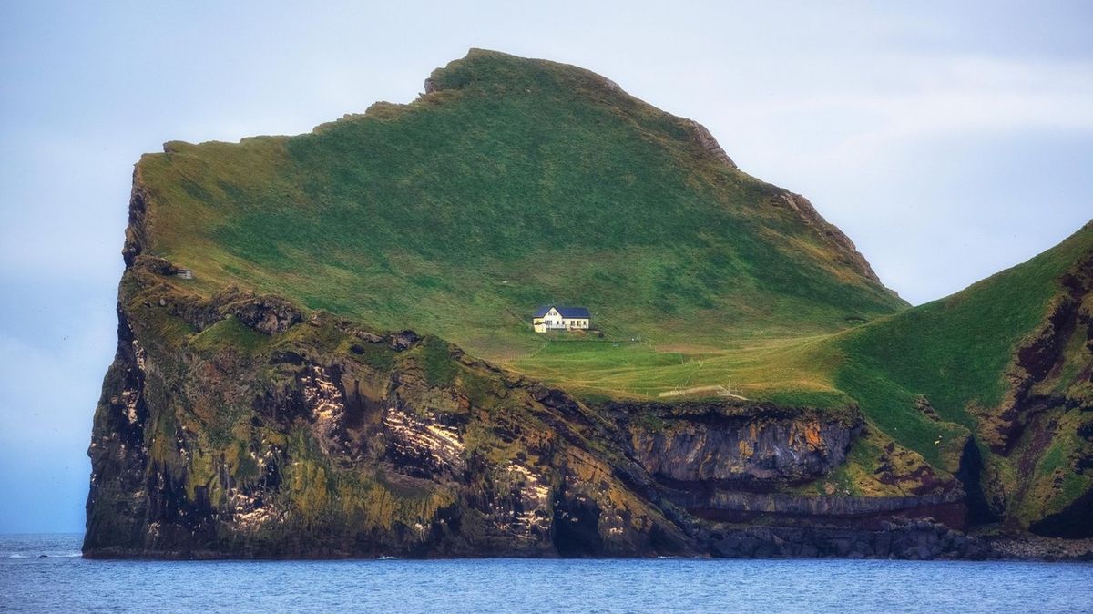 Nejosamělejší dům světa stojí na islandském ostrůvku. Obklopují ho záhady